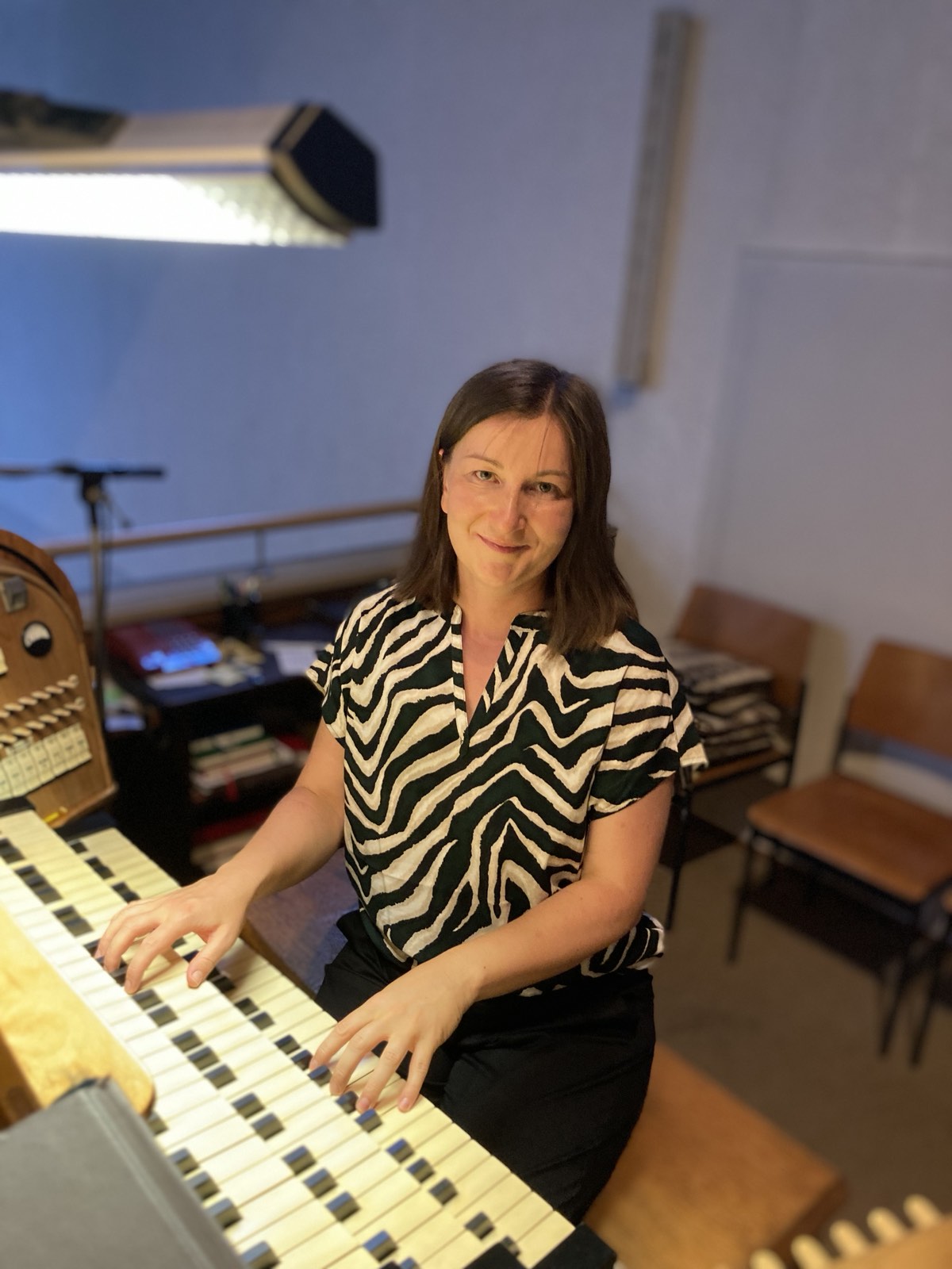 Klavierlehrerin Kissing - Nadja Erhard spielt Orgel